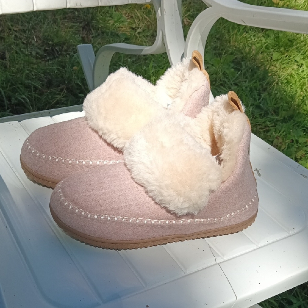 Women's Size 7 Dearfoam Light Pink Slippers with Faux Fur Lining
